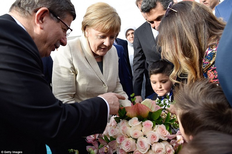 Hang nghin nguoi di cu chao don Thu tuong Duc Merkel-Hinh-3